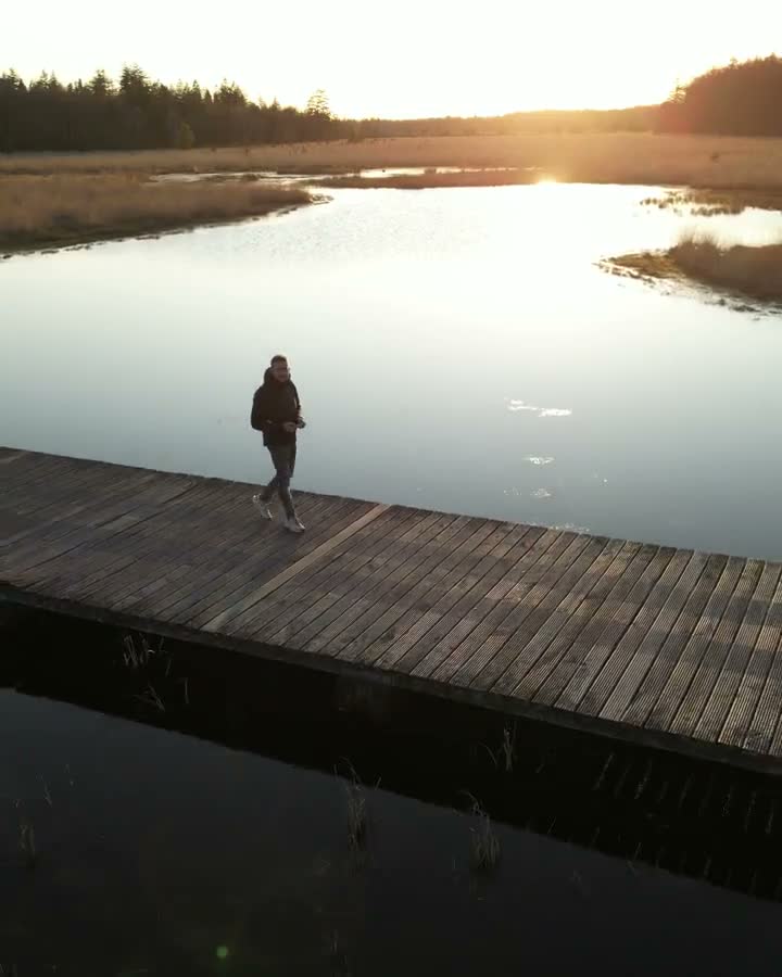 Wandelen over de vlonder bij Grolloërveen in de avondzon