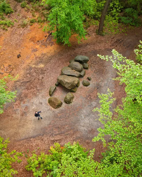Hunebed tussen bomen vanuit de lucht