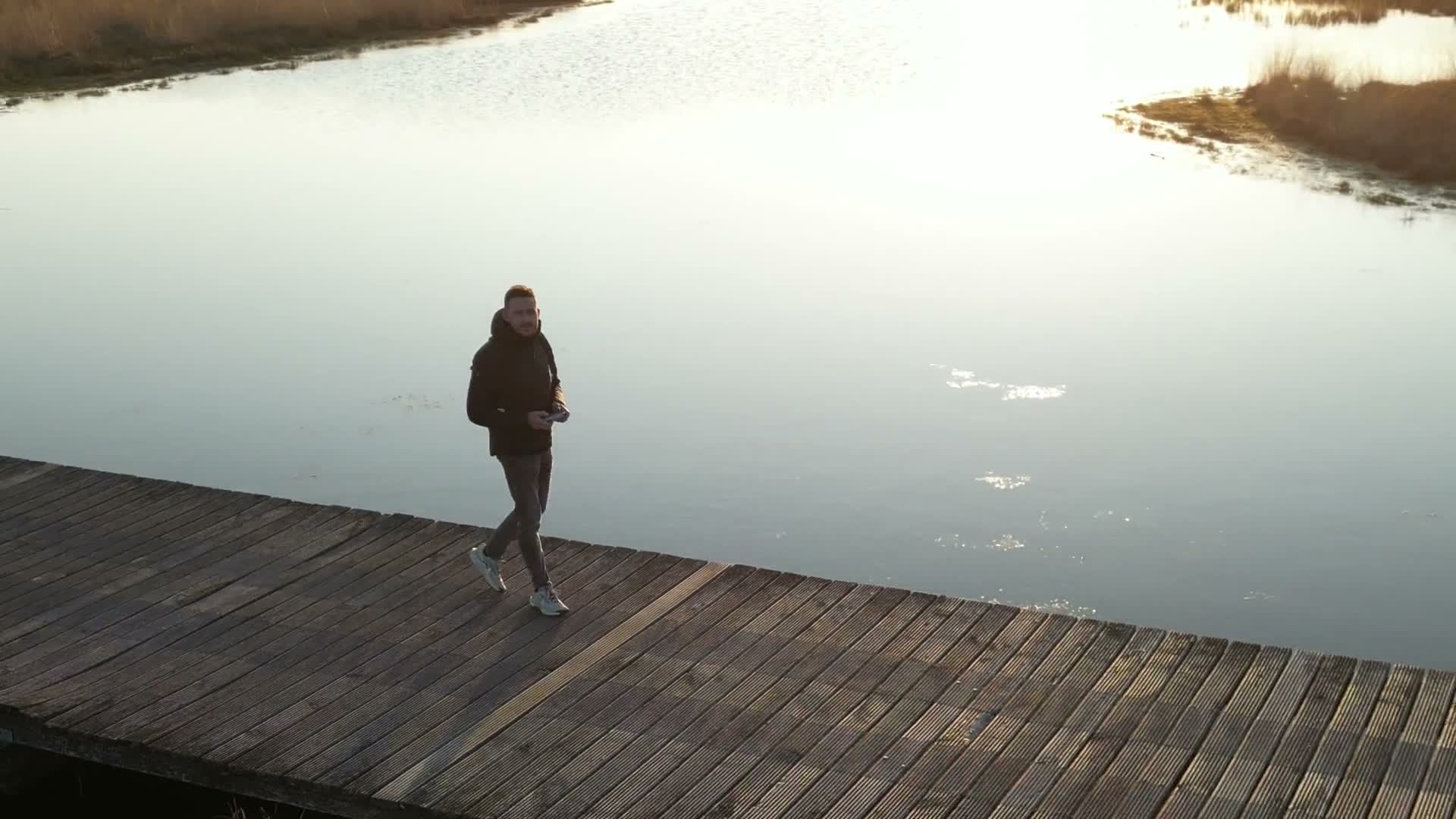 Wandelen over de vlonder bij Grolloërveen in de avondzon