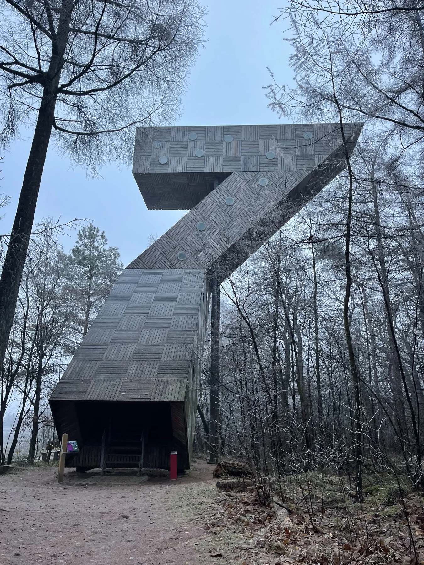 Winterse totaalopname van uitkijktoren De Zeven