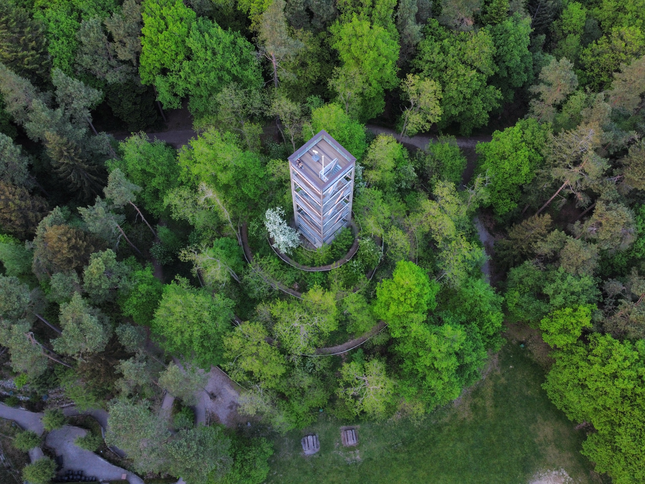 Groen luchtbeeld van uitkijktoren Poolshoogte
