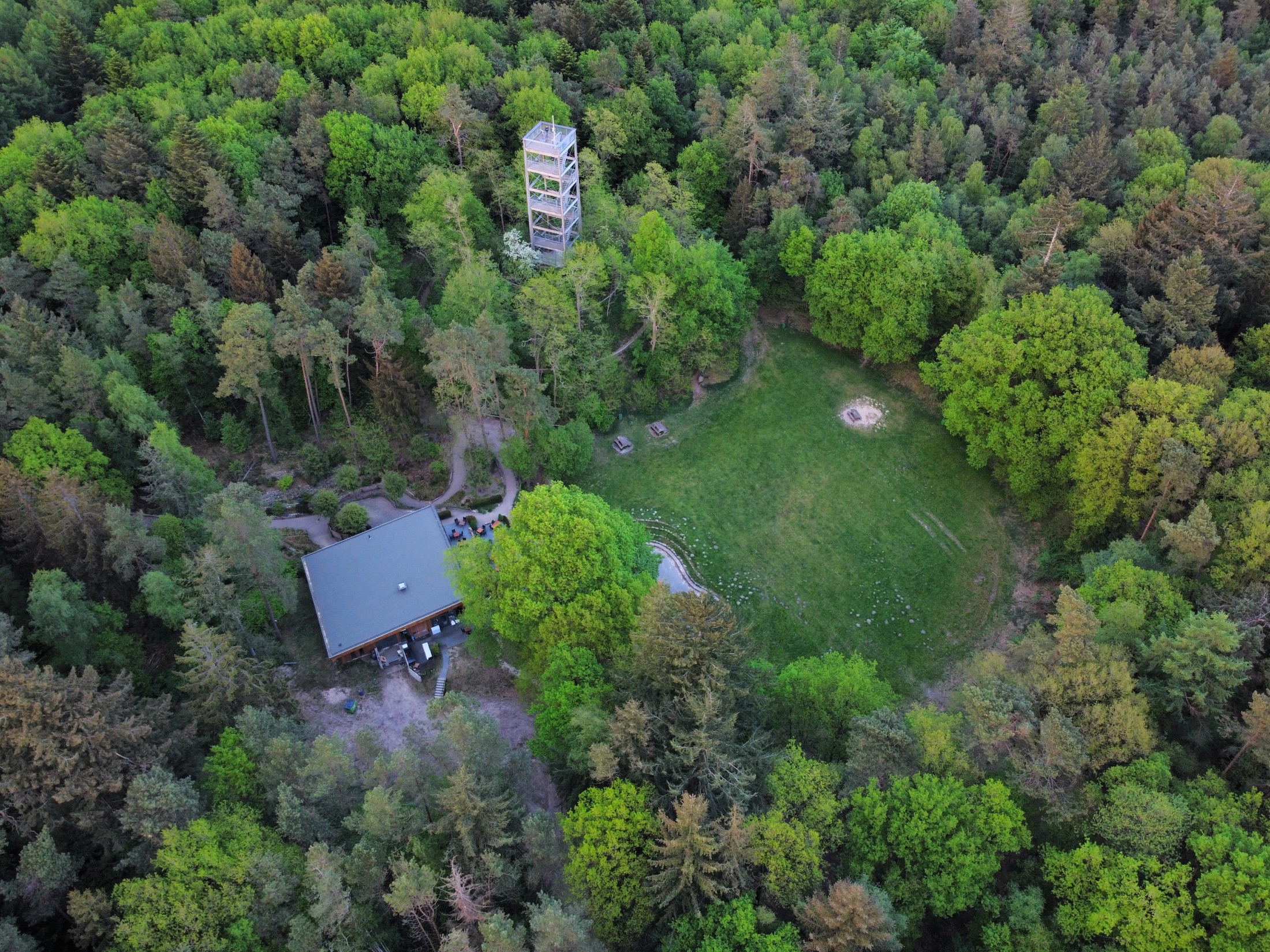 Luchtbeeld van uitkijktoren Poolshoogte met omgeving en voorzieningen