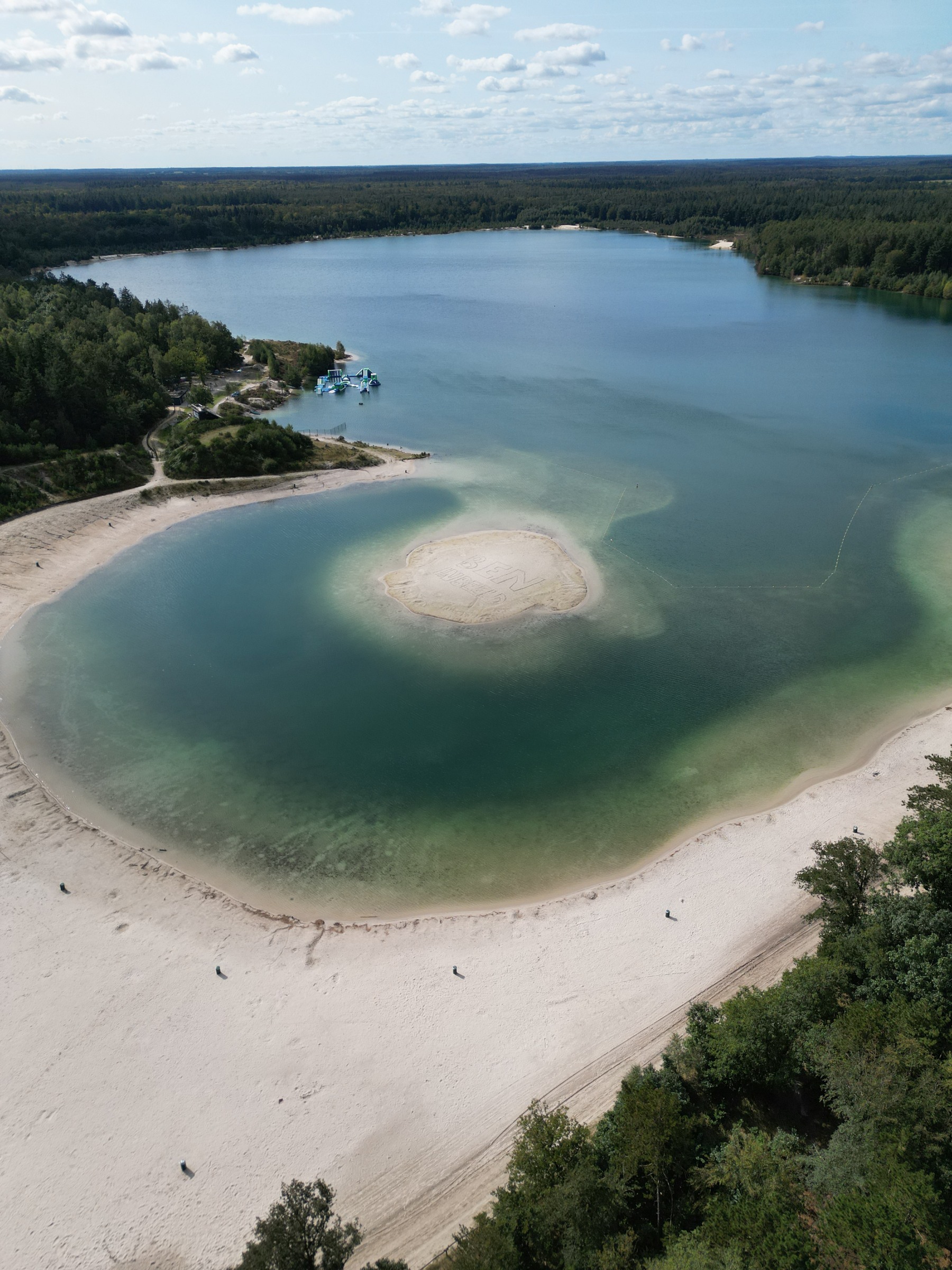 Luchtbeeld van het Gasselterveld met zandige oevers en een zandeiland